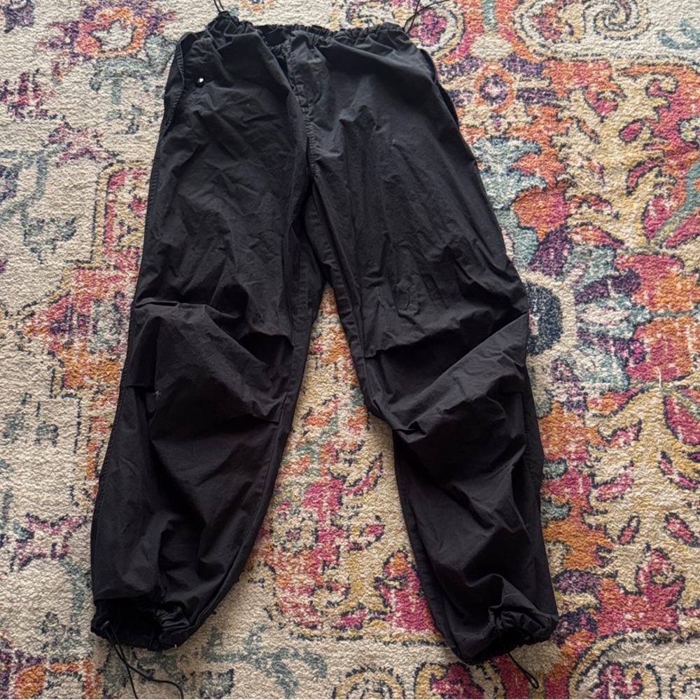 Buff bunny Adventure Cargo Pants in Onyx Black. Size: Medium.
